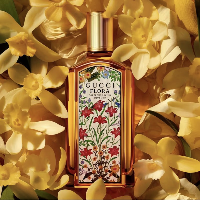 Gucci Flora Gorgeous Orchid Intense üveg nárciszok között