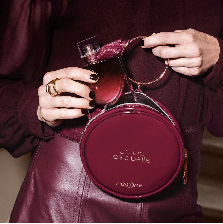 La Vie Est Belle L’Elixir Very Cherry flakon a La Vie Est Belle táskával